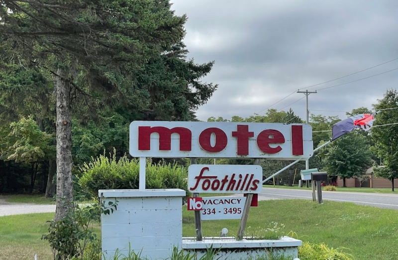 The Foothills Cafe & Motel (Foot Hills Motel) - Web Listing (newer photo)